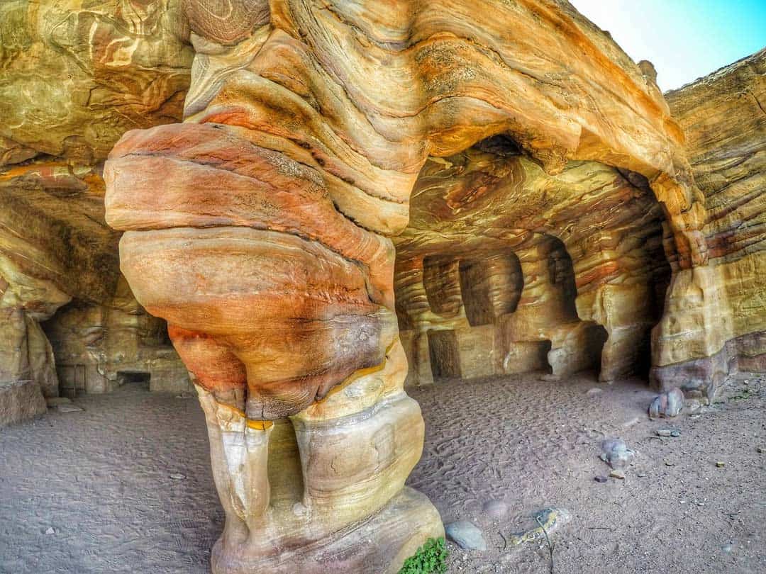 Tombs In Rocks In Petra Jordan - 20 Breathtaking Photos Of Middle East