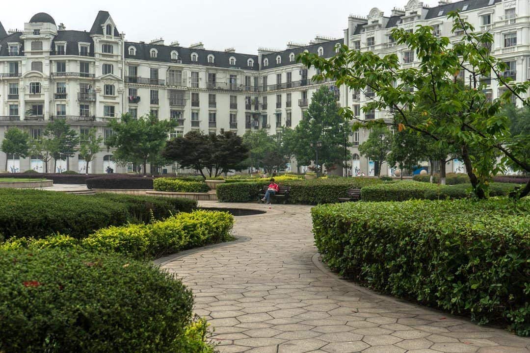 Tianducheng: An Eerie Paris Ghost Town in China (PHOTOS)