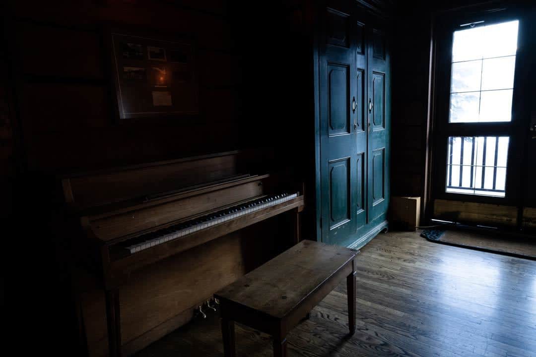 Lodge Piano