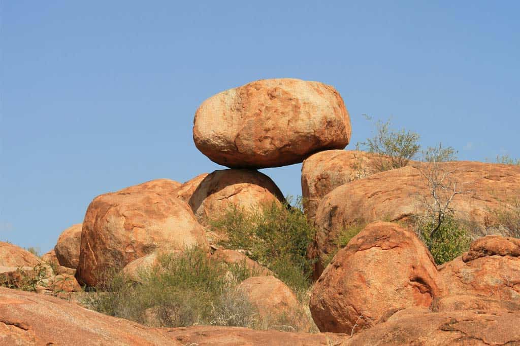 Karlu Karlu Devils Marbles'ın Eşsiz Kaya Oluşumları