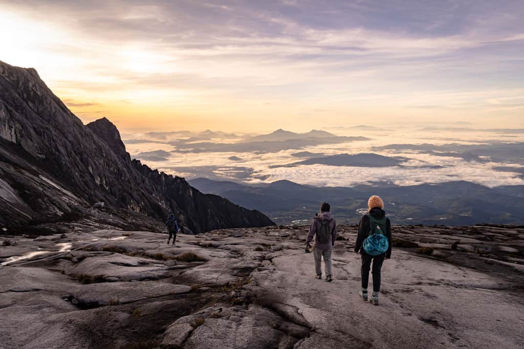 Afdalen bij zonsopgang van Mount Kinabalu