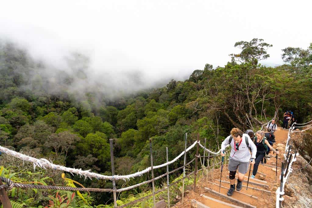 Wij op de trappen van Mount Kinabalu