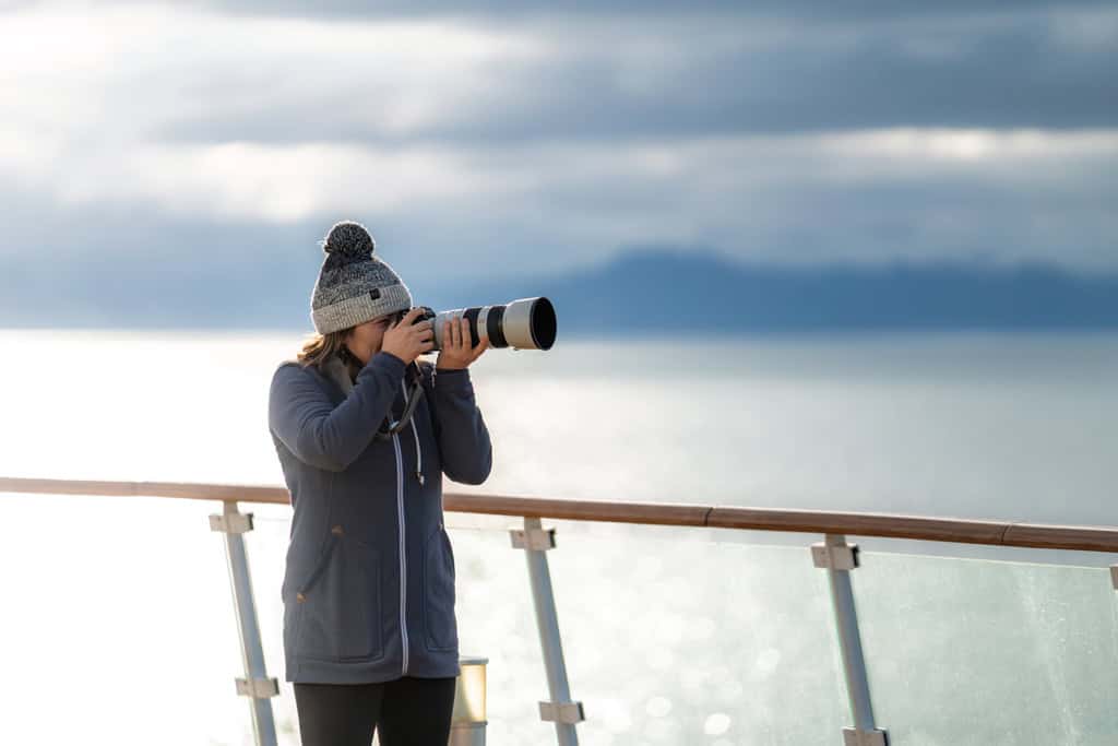Alesha tirando fotos em Longyearbyen