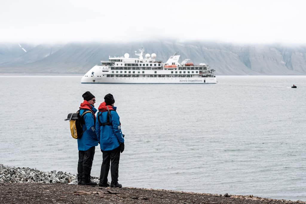 Greg Mortimer com convidados em Bamsebu Svalbard