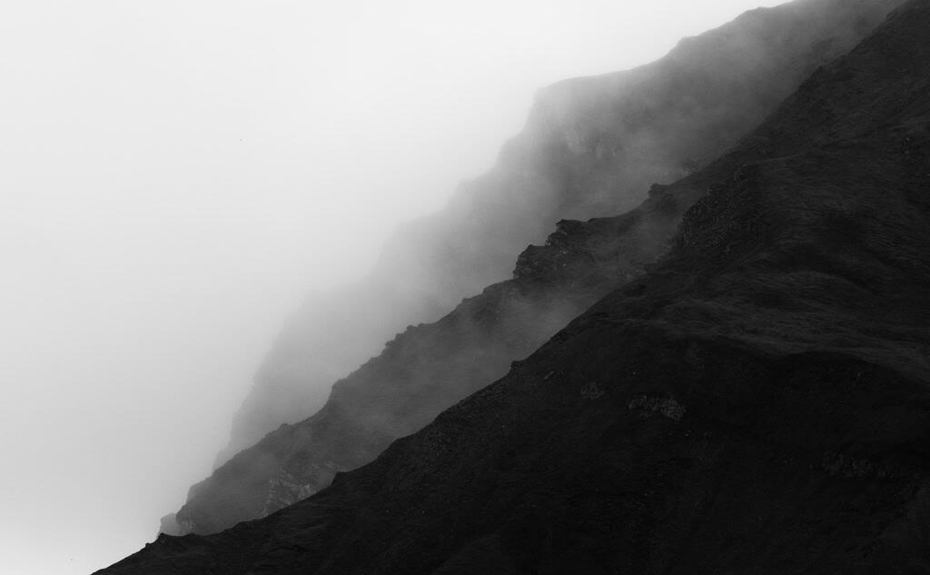 Misty Mountains Recherchefjord Preto e Branco
