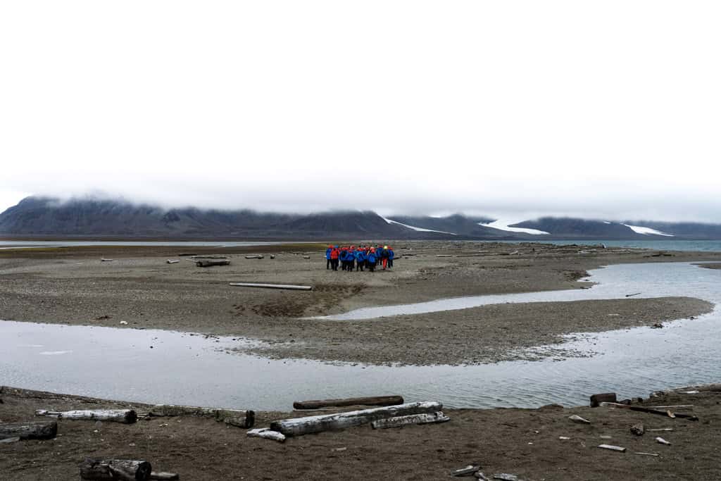 Pessoas caminhando em Poolepynten Svalbard Aurora